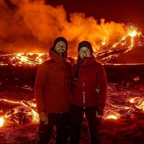 Сфотографироваться с извергающимся вулканом: 19 потрясающих кадров из Исландии