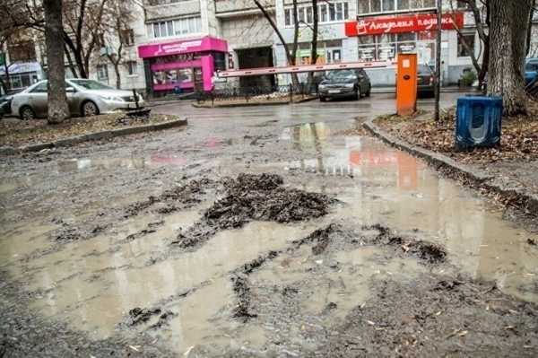 Cугробы, потопы и маски вместо подснежников: 14 фотографий городской весны 2021