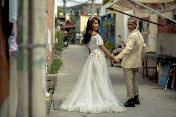 Пара бездомных преобразилась на свадебной фотосессии, поженившись спустя 24 года жизни на улице