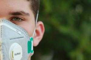 Онищенко призывает россиян не снимать маски после пандемии