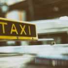 Диван, телевизор и люстра: необычное такси ездит по Саратову
