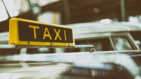 Диван, телевизор и люстра: необычное такси ездит по Саратову0