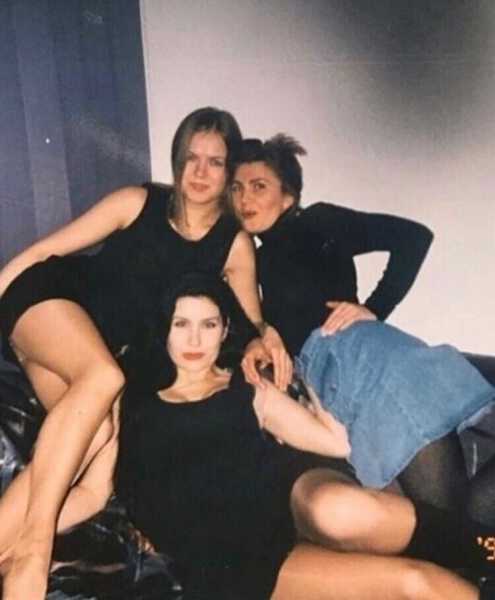 Школьницы, студентки, девушки лёгкого поведения: 19 фото о том как выглядели молодые россиянки в 90-х
