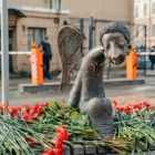 Петербуржцы собрались у «Стены памяти» погибших от коронавируса медиков