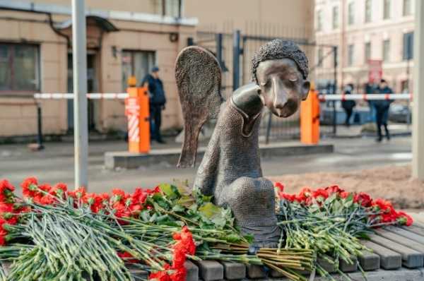 Петербуржцы собрались у «Стены памяти» погибших от коронавируса медиков0