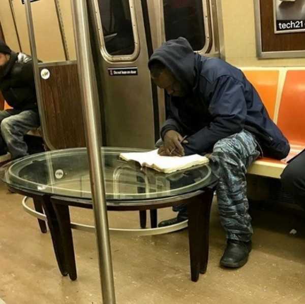 20 забаных фотографий прямиком из метро, которые доказывают, что это совершенно особенный мир