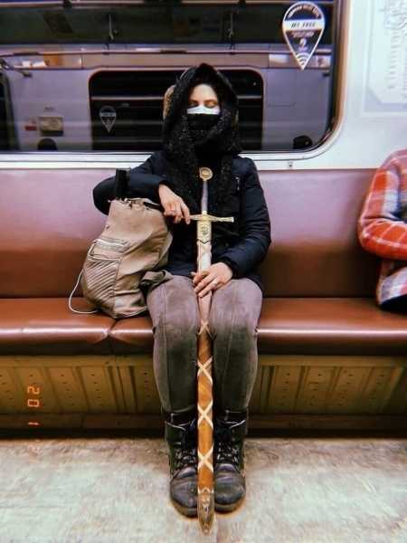 19 «модных» пассажиров, которые ехали в метро и удивили окружающих своими «стильными» нарядами
