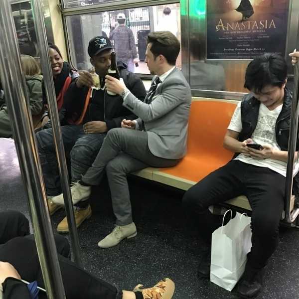 20 забаных фотографий прямиком из метро, которые доказывают, что это совершенно особенный мир