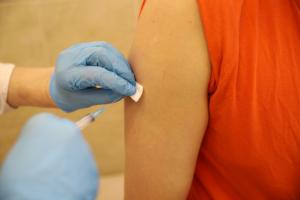 Главный эпидемиолог Минздрава рассказал о «вакцинозависимости» человечества