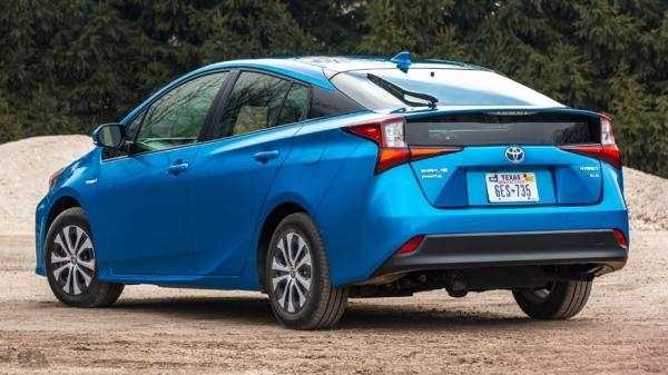 Toyota «засветила» новинку: это Prius, но вряд ли следующего поколения