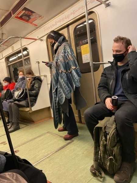19 «модных» пассажиров, которые ехали в метро и удивили окружающих своими «стильными» нарядами