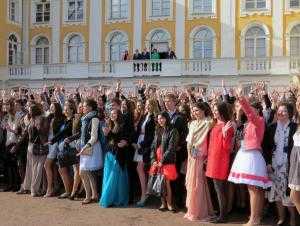 Коронавирус отменил Бал медалистов в Петербурге