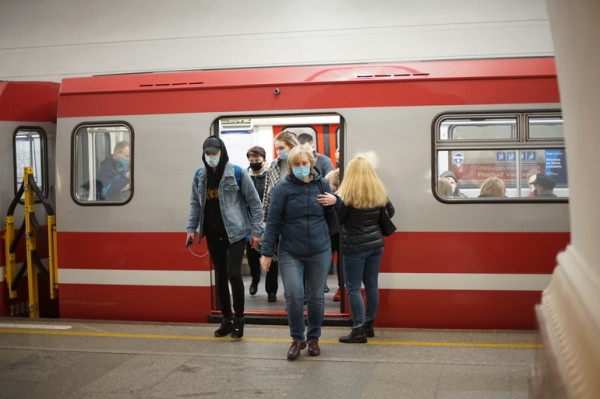 В метро Петербурга снова не пускают без масок0