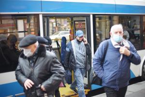 В наземном общественном транспорте Петербурга усиленно контролируют ношение масок