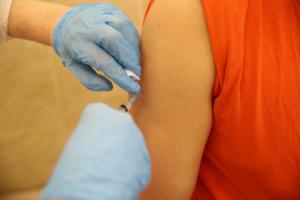 В Петербурге добровольно вакцинируют 60% работников общепита