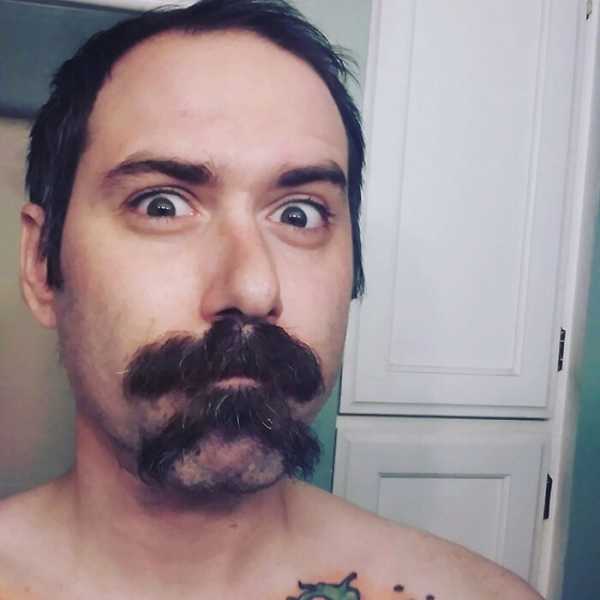 18 мужчин, которые опробовали тренд с двойными усами, и насмешили своими результатами Интернет
