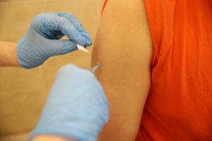 Петербуржцы продолжают бить рекорды по числу COVID-вакцинаций за сутки