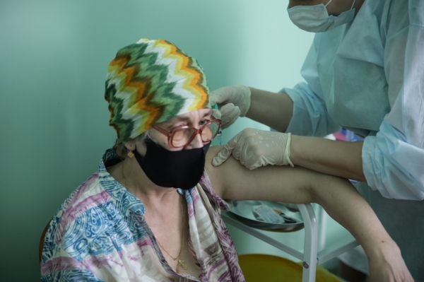 Более 350 тысяч петербуржцев старше 60 лет привились от коронавируса0