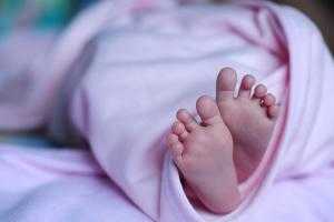 Новорожденная петербурженка попала в больницу после пинка отца