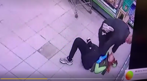 Пьяный мужчина с ножом напал на бывшую возлюбленную в продуктовом магазине - Новости Санкт-Петербурга1