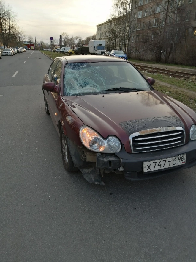 Hyundai сбил самокатчика на улице Дудко1