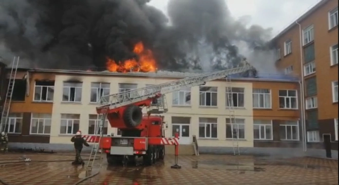 В Павлодаре из горящей школы эвакуировали почти 600 человек0