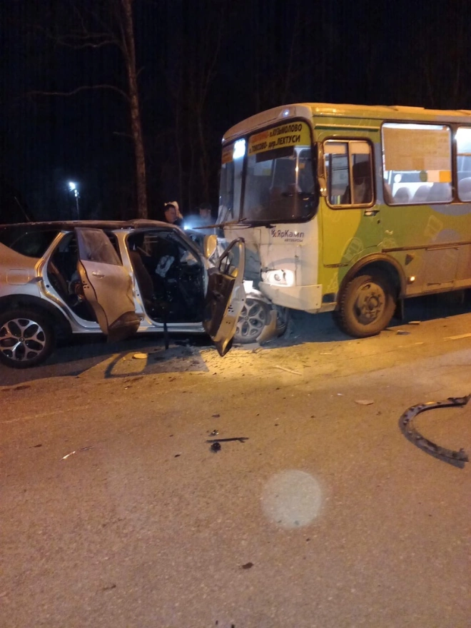 На Токсовском шоссе во время столкновения автобуса и легковушки пострадали двое1