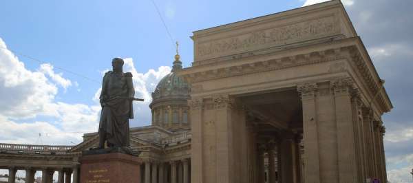 Перед храмами Петербурга выстроились очеред из желающих освятить куличи