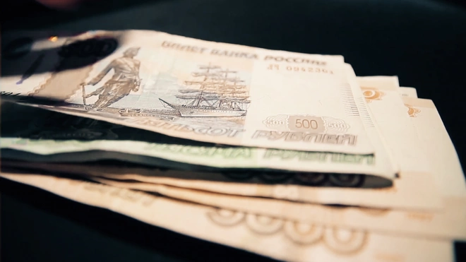 Лжесотрудник банка за четыре месяца выманил у петербургской пенсионерки 5 млн рублей