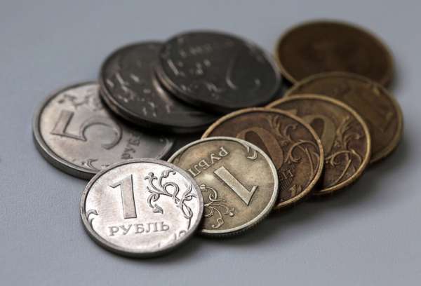Курс евро упал до 77 рублей впервые с июня 2020 года