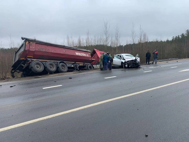 Военному грузовику вырвало мост в ДТП с самосвалом и легковушкой под Лугой0