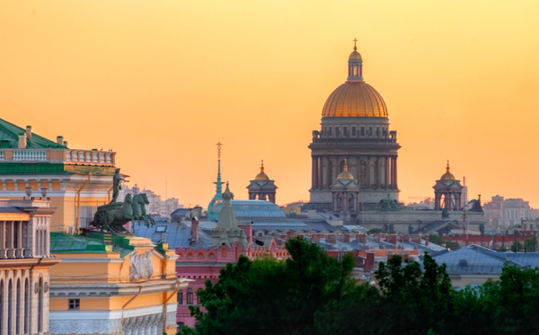 В Петербурге приняли закон о снижении налоговой нагрузки для туристических компаний