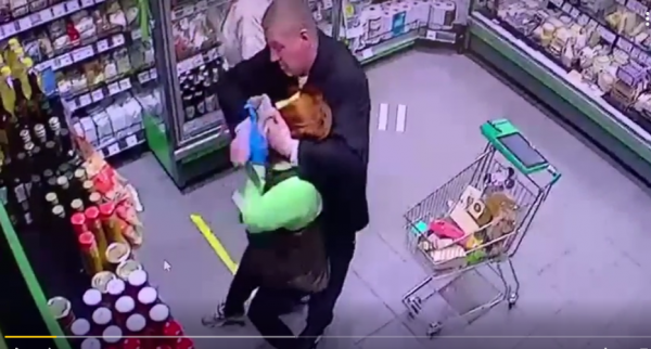Пьяный мужчина с ножом напал на бывшую возлюбленную в продуктовом магазине
