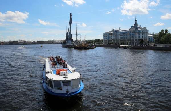 Рыбаки устроили весенний бот-парад в Петербурге