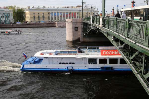 В Петербурге началась навигация по рекам и каналам