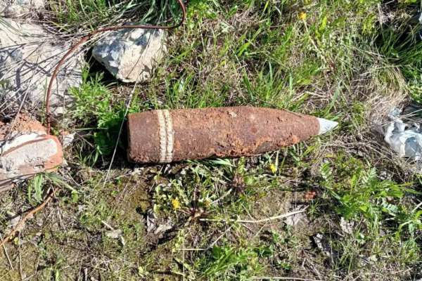 В промзоне на Большевиков и нашли артиллерийский снаряд