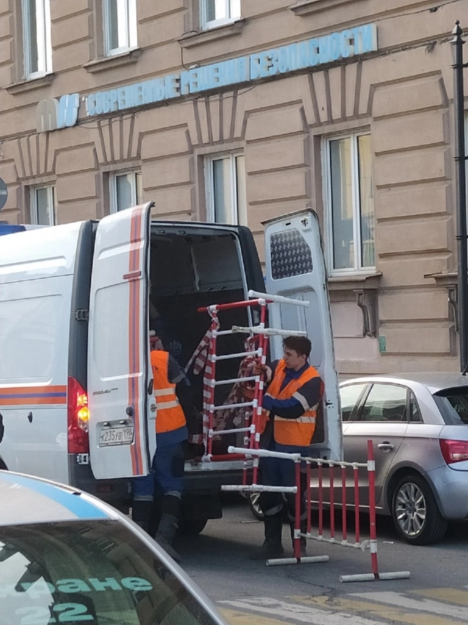 В Соляном переулке около Музея обороны и блокады Ленинграда прорвало трубу4