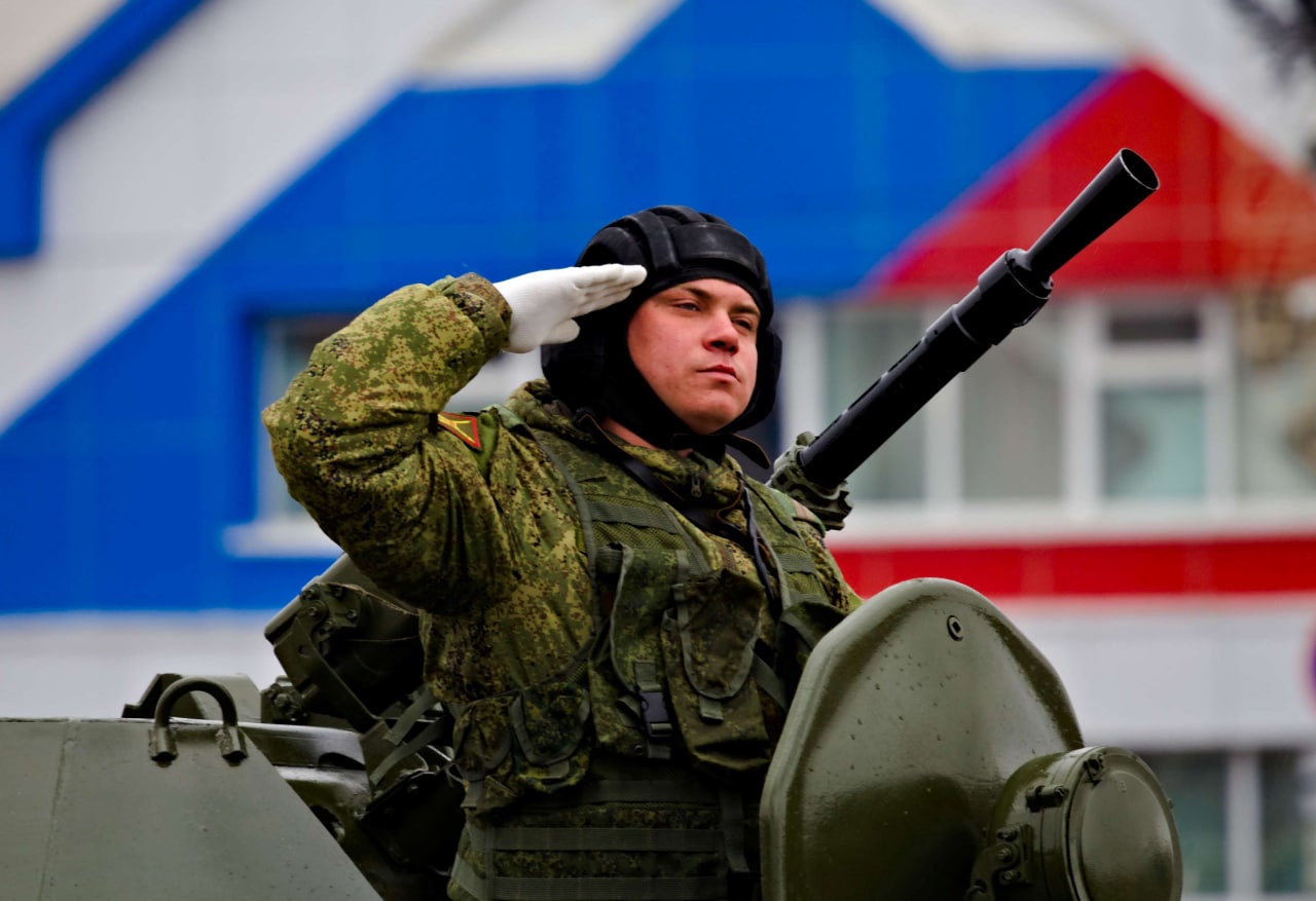 Парад уже шагает по стране. Показываем в прямом эфире парад Победы