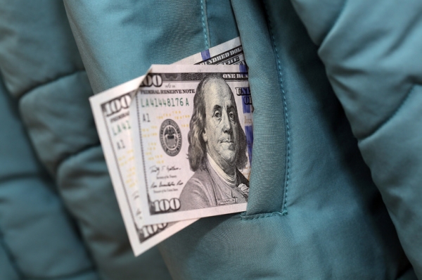 Курс доллара опустился ниже 69 рублей впервые с 2020 года