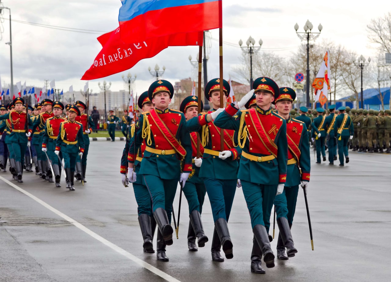 Парад уже шагает по стране. Показываем в прямом эфире парад Победы