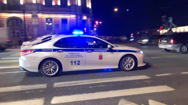 Инспекторы получили ожоги глаз из-за водителя "Ниссана" в Петербурге