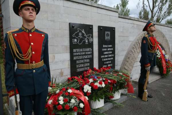 На Пискаревском мемориальном кладбище прошла акция &#171;Памяти павших будьте достойны!&#187;