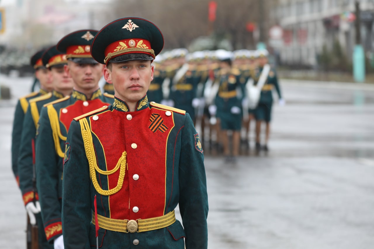 Парад уже шагает по стране. Показываем в прямом эфире парад Победы