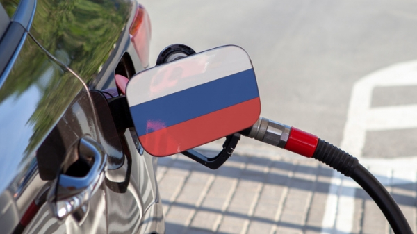 Эксперт: бензин в России продолжит дешеветь0