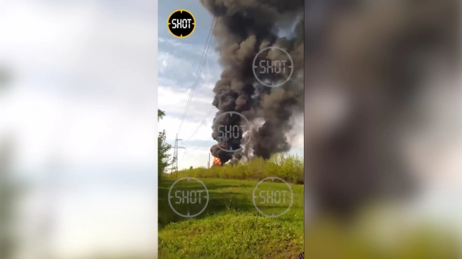 В Макеевке в ДНР после взрыва загорелась нефтебаза0
