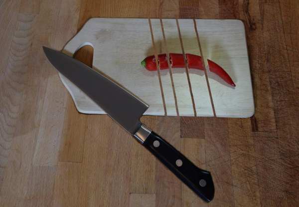 В Выборге мужчина упал на нож своей сожительницы, пока она готовила еду