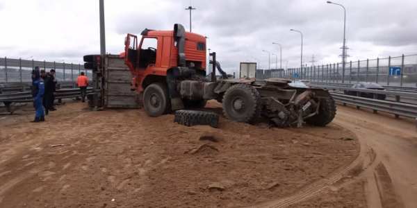 ДТП с грузовиками перекрыло КАД на севере Петербурга