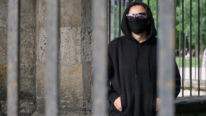 На проспекте Ветеранов правоохранители задержали женщину с 19 закладками