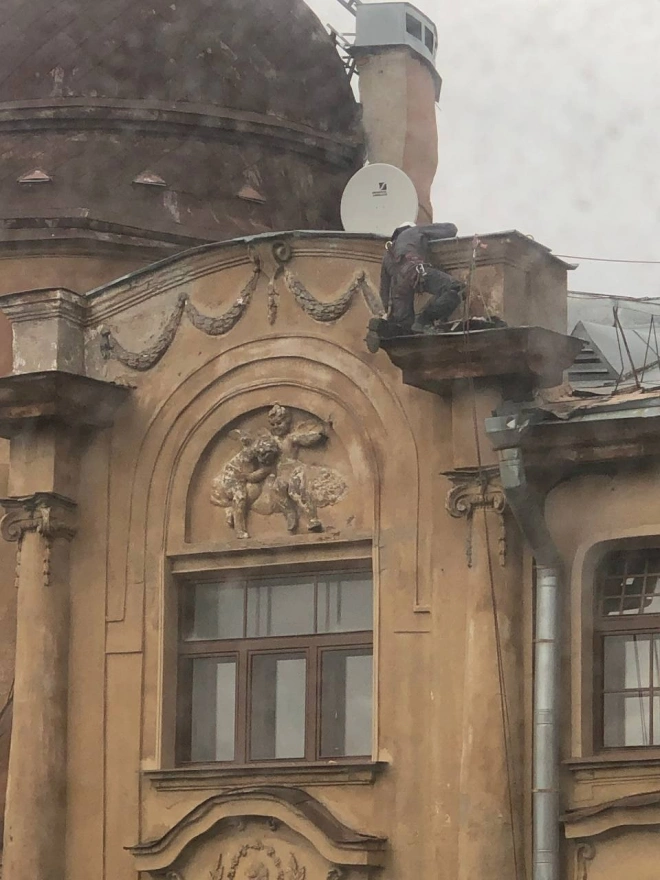 Рабочие сбивают лепнину с дома-памятника на Петроградской стороне1