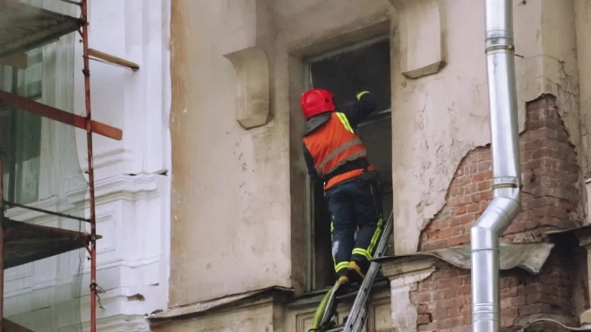 В Кировском районе загорелся мусор в неэксплуатируемом здании